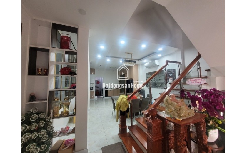 Bán nhà 90m², 3 tầng, DT 90 m2, 4PN, 5WC, Q.9, Giá 9,05  tỷ, sổ hồng
